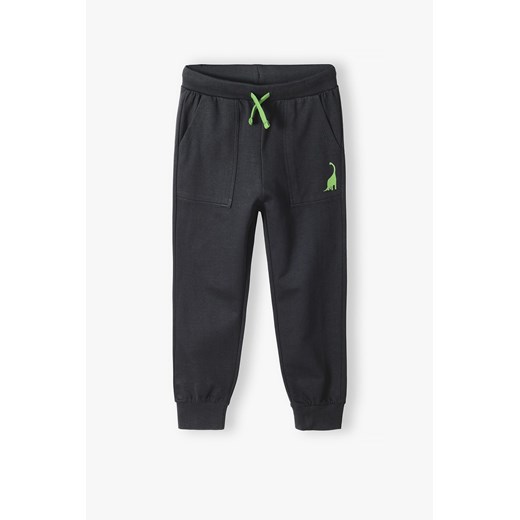 Czarne spodnie dresowe dla chłopca z dinozaurem ze sklepu 5.10.15 w kategorii Spodnie chłopięce - zdjęcie 169731193