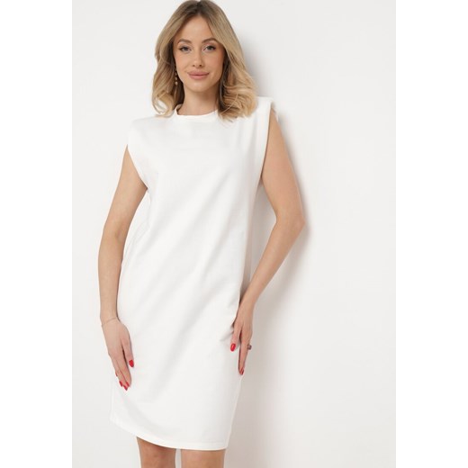 Biała Sukienka Pudełkowa z Podkreślonymi Ramionami Mimossa ze sklepu Born2be Odzież w kategorii Sukienki - zdjęcie 169736954