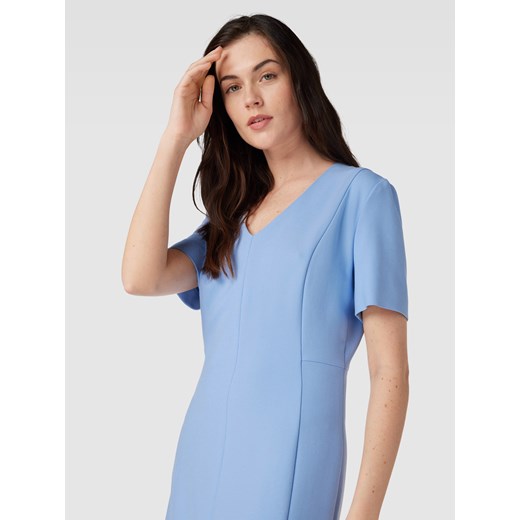 Sukienka BOSS HUGO ołówkowa z dekoltem w literę v niebieska z krótkimi rękawami 
