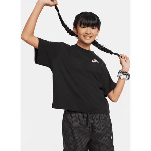 Pudełkowy T-shirt dla dużych dzieci (dziewcząt) Nike Sportswear - Czerń ze sklepu Nike poland w kategorii Bluzki dziewczęce - zdjęcie 169754431