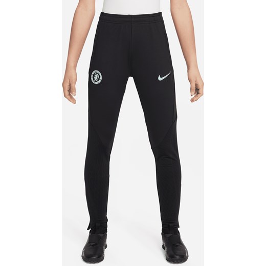 Dzianinowe spodnie piłkarskie dla dużych dzieci Nike Dri-FIT Chelsea F.C. Strike (wersja trzecia) - Czerń ze sklepu Nike poland w kategorii Spodnie chłopięce - zdjęcie 169754483