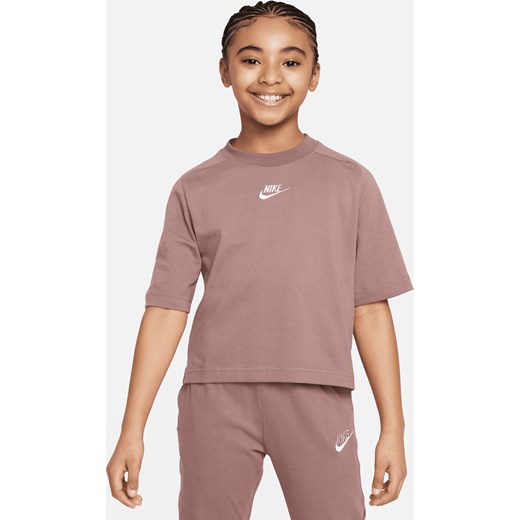Koszulka z krótkim rękawem dla dużych dzieci (dziewcząt) Nike Sportswear - Fiolet ze sklepu Nike poland w kategorii Bluzki dziewczęce - zdjęcie 169754753