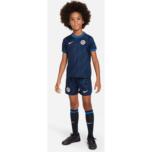 Trzyczęściowy strój dla małych dzieci Nike Dri-FIT Chelsea F.C. 2023/24 (wersja wyjazdowa) - Niebieski ze sklepu Nike poland w kategorii Komplety chłopięce - zdjęcie 169755032
