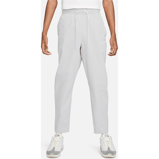 Męskie spodnie z tkaniny o zwężanym kroju Nike Club - Szary ze sklepu Nike poland w kategorii Spodnie męskie - zdjęcie 169755274