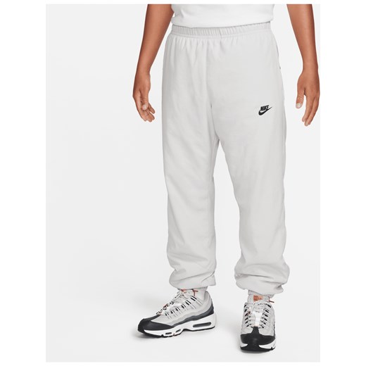 Męskie spodnie z tkaniny na zimę Nike Windrunner - Szary ze sklepu Nike poland w kategorii Spodnie męskie - zdjęcie 169755372