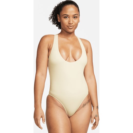 Damski jednoczęściowy kostium kąpielowy ze skrzyżowanymi ramiączkami na plecach Nike - Biel ze sklepu Nike poland w kategorii Stroje kąpielowe - zdjęcie 169755832