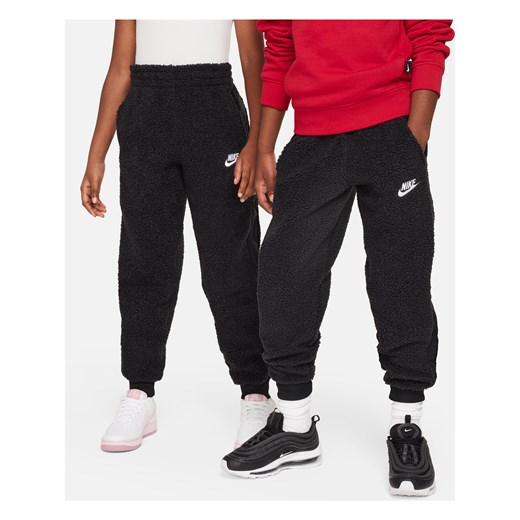 Spodnie zimowe dla dużych dzieci Nike Sportswear Club Fleece - Czerń ze sklepu Nike poland w kategorii Spodnie chłopięce - zdjęcie 169755910