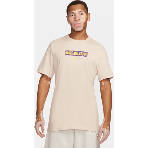 T-shirt Nike Sportswear - Brązowy ze sklepu Nike poland w kategorii T-shirty męskie - zdjęcie 169756370