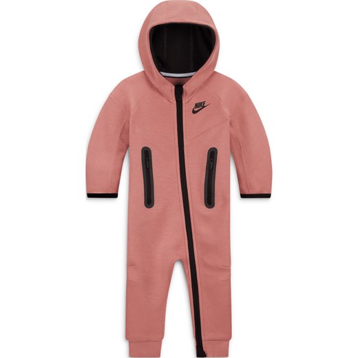 Pajacyk dla niemowląt Nike Sportswear Tech Fleece Hooded - Różowy ze sklepu Nike poland w kategorii Pajacyki - zdjęcie 169756410