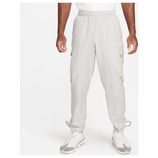 Męskie spodnie z tkaniny Nike Sportswear Repeat - Szary ze sklepu Nike poland w kategorii Spodnie męskie - zdjęcie 169756764