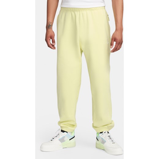 Męskie spodnie z dzianiny Nike Solo Swoosh - Zieleń ze sklepu Nike poland w kategorii Spodnie męskie - zdjęcie 169756942