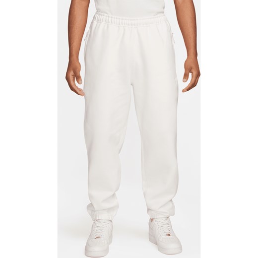 Męskie spodnie z dzianiny Nike Solo Swoosh - Biel ze sklepu Nike poland w kategorii Spodnie męskie - zdjęcie 169757041