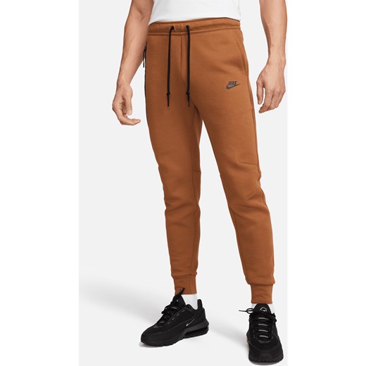 Joggery męskie Nike Sportswear Tech Fleece - Brązowy ze sklepu Nike poland w kategorii Spodnie męskie - zdjęcie 169757044