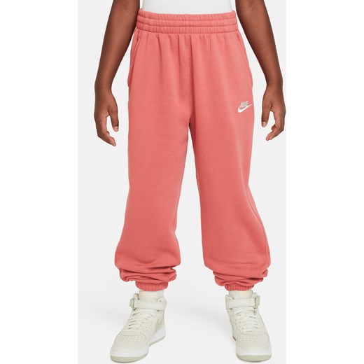 Luźne spodnie dla dużych dzieci (dziewcząt) Nike Sportswear Club Fleece - Czerwony ze sklepu Nike poland w kategorii Spodnie dziewczęce - zdjęcie 169757400