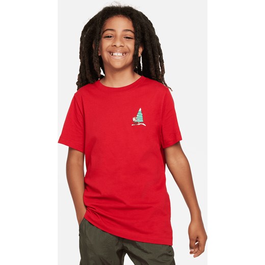 T-shirt dla dużych dzieci Nike Sportswear - Czerwony ze sklepu Nike poland w kategorii T-shirty chłopięce - zdjęcie 169757562