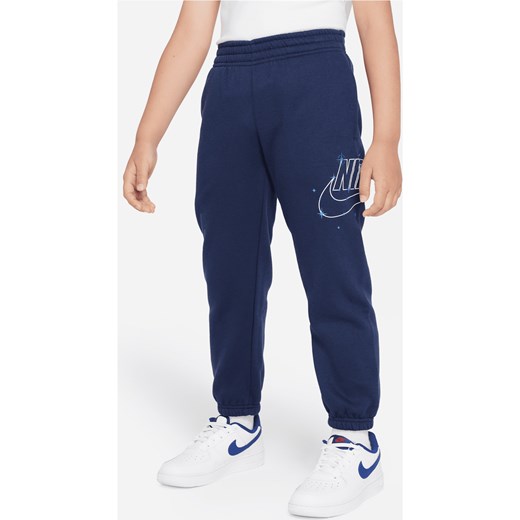 Spodnie dla małych dzieci Nike Sportswear Shine Fleece - Niebieski ze sklepu Nike poland w kategorii Spodnie chłopięce - zdjęcie 169757724