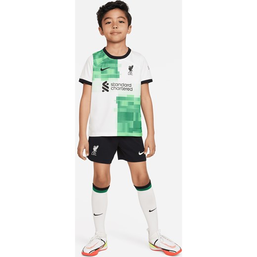 Trzyczęściowy strój dla małych dzieci Nike Dri-FIT Liverpool F.C. 2023/24 (wersja wyjazdowa) - Biel ze sklepu Nike poland w kategorii Komplety chłopięce - zdjęcie 169757864
