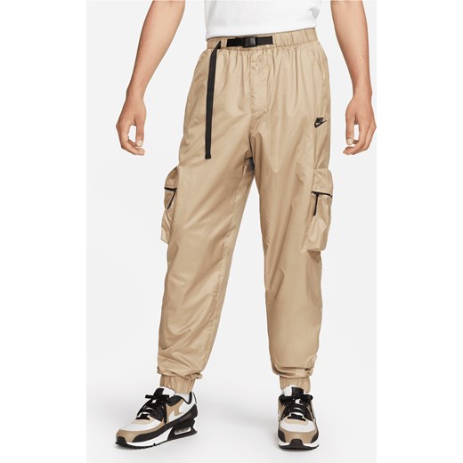 Męskie spodnie z tkaniny z podszewką Nike Tech - Brązowy ze sklepu Nike poland w kategorii Spodnie męskie - zdjęcie 169757960