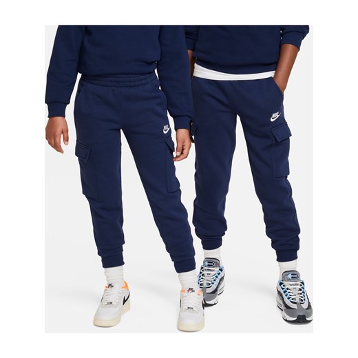 Bojówki dla dużych dzieci Nike Sportswear Club Fleece - Niebieski ze sklepu Nike poland w kategorii Spodnie chłopięce - zdjęcie 169758084