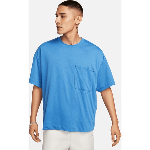 Męska koszulka z krótkim rękawem Dri-FIT Nike Sportswear Tech Pack - Niebieski ze sklepu Nike poland w kategorii T-shirty męskie - zdjęcie 169758354