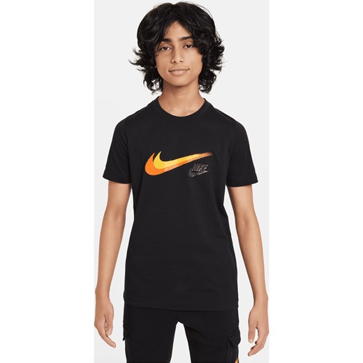 T-shirt z grafiką dla dużych dzieci (chłopców) Nike Sportswear - Czerń ze sklepu Nike poland w kategorii T-shirty chłopięce - zdjęcie 169758360