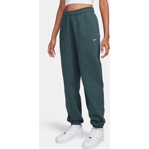 Damskie spodnie z dzianiny Nike Solo Swoosh - Zieleń ze sklepu Nike poland w kategorii Spodnie damskie - zdjęcie 169758404