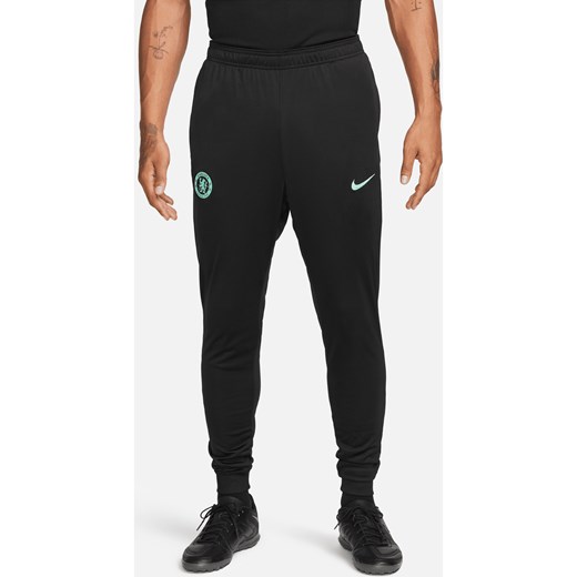 Męskie dresowe spodnie piłkarskie Nike Dri-FIT Chelsea F.C. Strike (wersja trzecia) - Czerń ze sklepu Nike poland w kategorii Spodnie męskie - zdjęcie 169758441