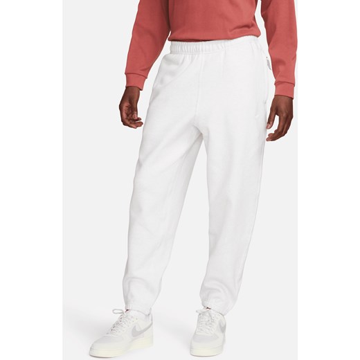 Męskie spodnie z dzianiny Nike Solo Swoosh - Brązowy ze sklepu Nike poland w kategorii Spodnie męskie - zdjęcie 169758541