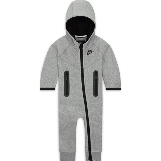 Pajacyk dla niemowląt Nike Sportswear Tech Fleece Hooded - Szary ze sklepu Nike poland w kategorii Pajacyki - zdjęcie 169758780