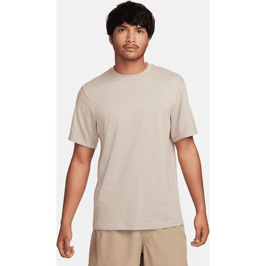 Męska uniwersalna koszulka z krótkim rękawem Dri-FIT Nike Primary - Brązowy ze sklepu Nike poland w kategorii T-shirty męskie - zdjęcie 169758814