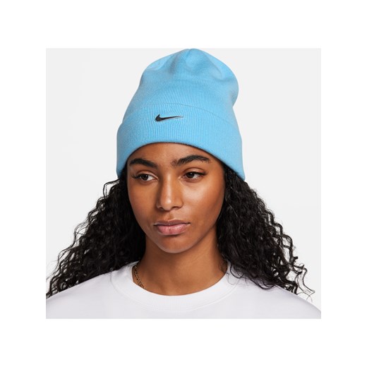 Czapka ze ściągaczem i metalowym logo Swoosh Nike Peak - Niebieski ze sklepu Nike poland w kategorii Czapki zimowe damskie - zdjęcie 169758853