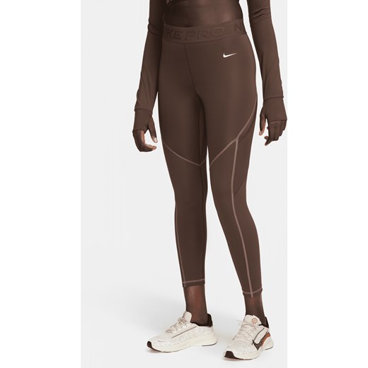 Damskie legginsy 7/8 ze średnim stanem i kieszeniami Nike Pro - Brązowy ze sklepu Nike poland w kategorii Spodnie damskie - zdjęcie 169758984