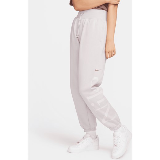 Damskie spodnie dresowe o kroju oversize z logo Nike Sportswear Phoenix Fleece - Fiolet ze sklepu Nike poland w kategorii Spodnie damskie - zdjęcie 169759023