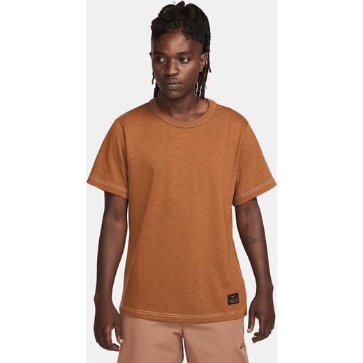 Męska dzianinowa koszulka z krótkim rękawem Nike Life - Brązowy ze sklepu Nike poland w kategorii T-shirty męskie - zdjęcie 169759144