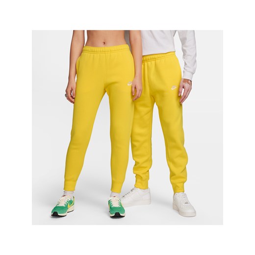 Joggery Nike Sportswear Club Fleece - Żółty ze sklepu Nike poland w kategorii Spodnie męskie - zdjęcie 169759254