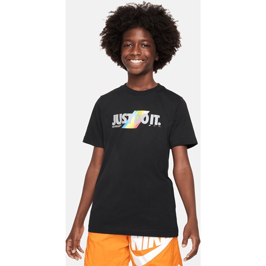 T-shirt dla dużych dzieci Nike Sportswear - Czerń ze sklepu Nike poland w kategorii T-shirty chłopięce - zdjęcie 169759344