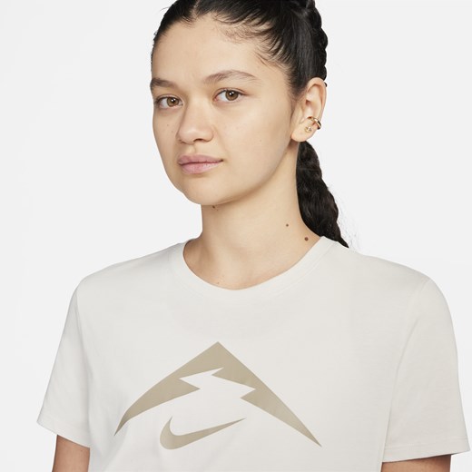 Beżowa bluzka damska Nike letnia z napisem z okrągłym dekoltem 