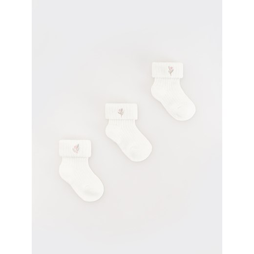 Reserved - Bawełniane skarpetki 3 pack - złamana biel ze sklepu Reserved w kategorii Skarpetki dziecięce - zdjęcie 169779702
