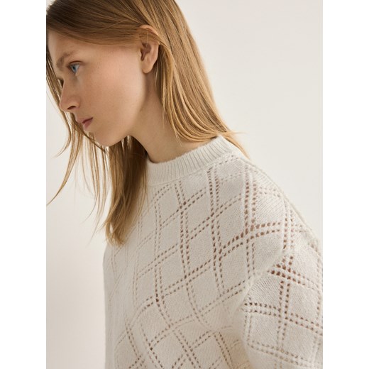 Reserved - Sweter w ażurowy wzór - kremowy ze sklepu Reserved w kategorii Swetry damskie - zdjęcie 169792100