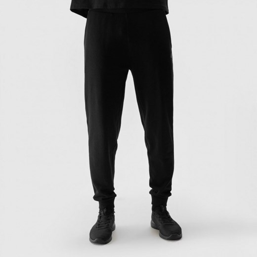 Męskie spodnie dresowe 4F 4FWSS24TTROM603 - czarne M Sportstylestory.com