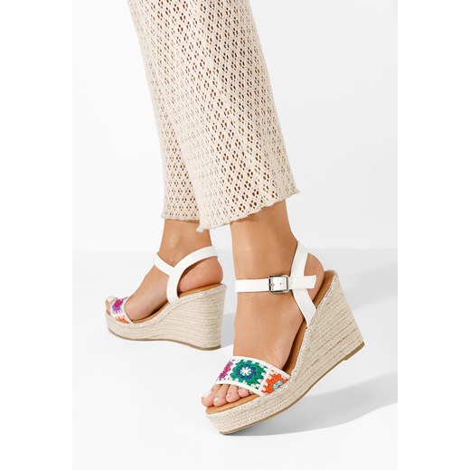 Sandały damskie białe Zapatos z klamrą na koturnie z tkaniny 