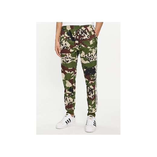 adidas Spodnie dresowe Camo SSTR IS0254 Zielony Regular Fit ze sklepu MODIVO w kategorii Spodnie męskie - zdjęcie 169819593