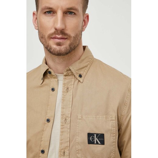 Calvin Klein Jeans koszula bawełniana męska kolor beżowy regular z kołnierzykiem button-down ze sklepu ANSWEAR.com w kategorii Koszule męskie - zdjęcie 169844440