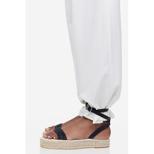Sandały damskie H & M z klamrą z tkaniny na płaskiej podeszwie 