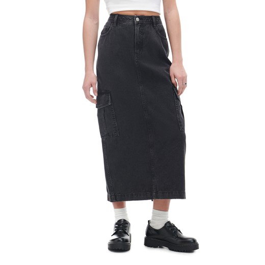 Cropp - Czarna jeansowa spódnica cargo - czarny ze sklepu Cropp w kategorii Spódnice - zdjęcie 169854924