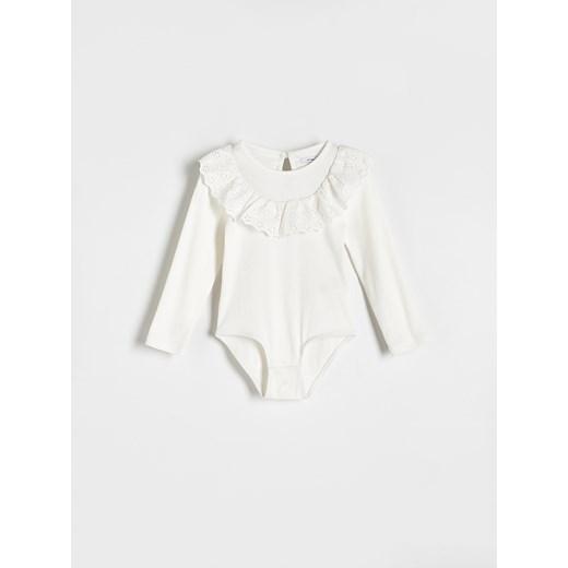 Reserved - Bawełniane body z ażurową falbaną - złamana biel ze sklepu Reserved w kategorii Body niemowlęce - zdjęcie 169857013
