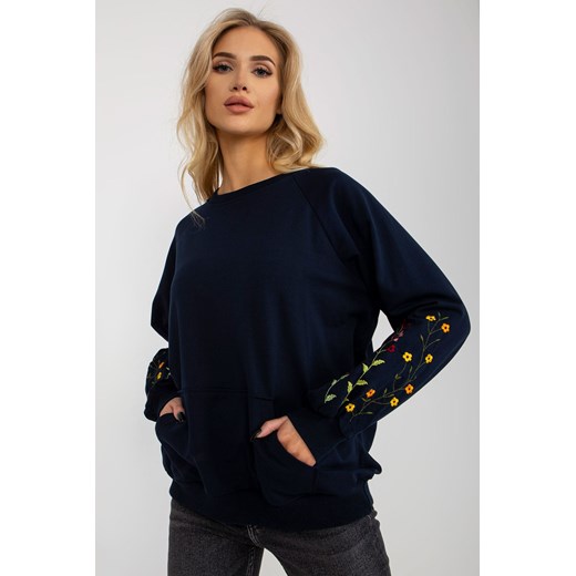 Granatowa bluza bez kaptura z haftem na rękawach RUE PARIS ze sklepu 5.10.15 w kategorii Bluzy damskie - zdjęcie 169880173