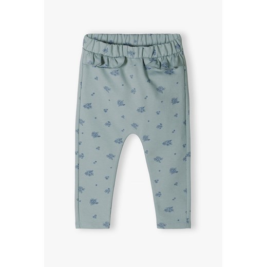 Bawełniane spodnie niemowlęce - niebieskie w kwiaty ze sklepu 5.10.15 w kategorii Spodnie i półśpiochy - zdjęcie 169880230
