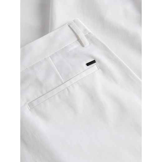 Reserved - Spodnie chino leisure fit - biały Reserved 34 Reserved