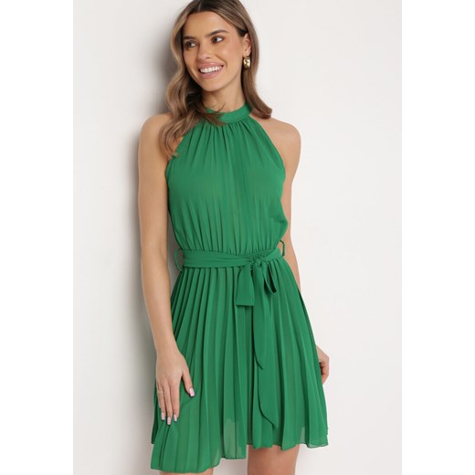 Zielona Plisowana Sukienka Mini z Materiałowym Paskiem z Zapięciem przy Karku Xaliarra ze sklepu Born2be Odzież w kategorii Sukienki - zdjęcie 169936340